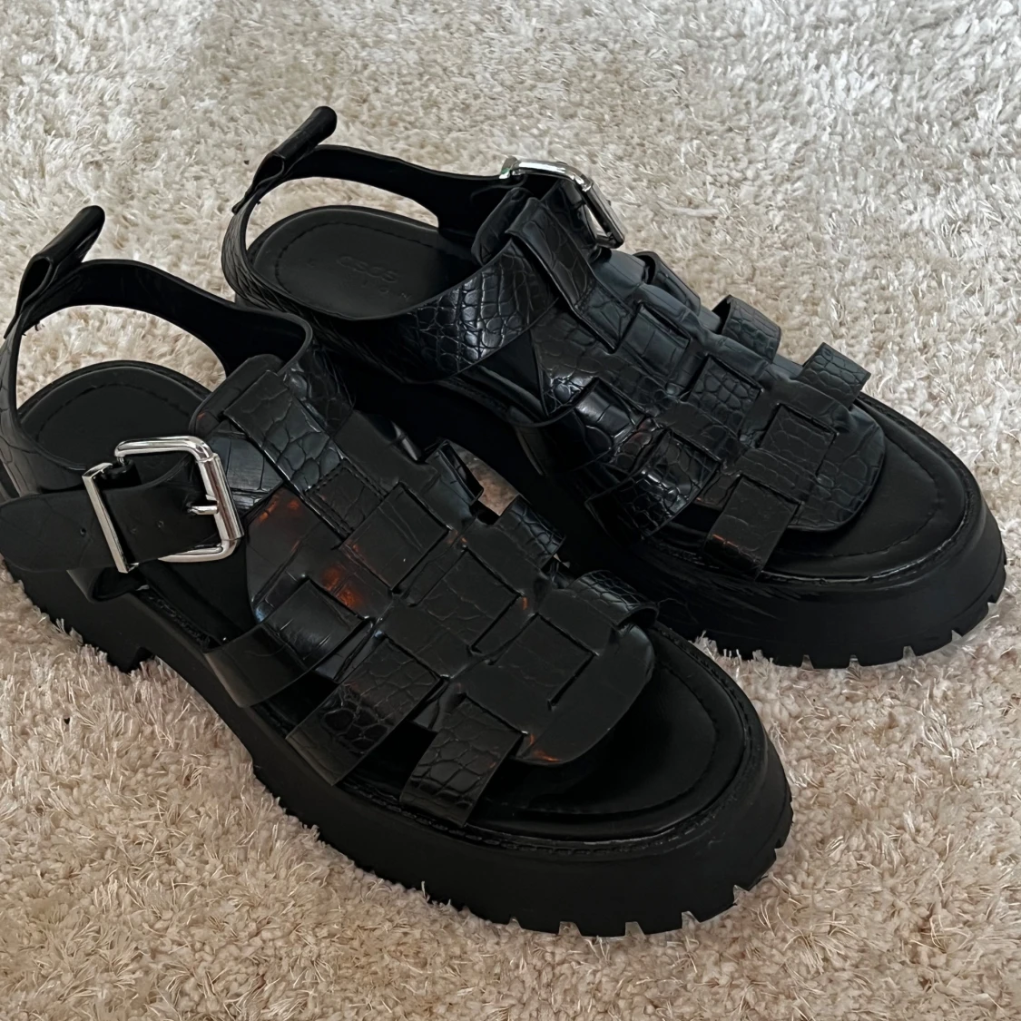 Svarta sandaler med spänne