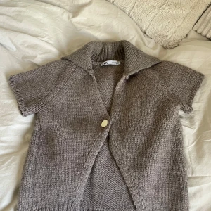 Stickad kofta från Zara💞💞 - Jätte fin o trendig kofta från Zara💞 Endast använd 1 g o säljer för att den inte används, ganska liten i storleken så skulle säga att den passar xs-s🥰🥰