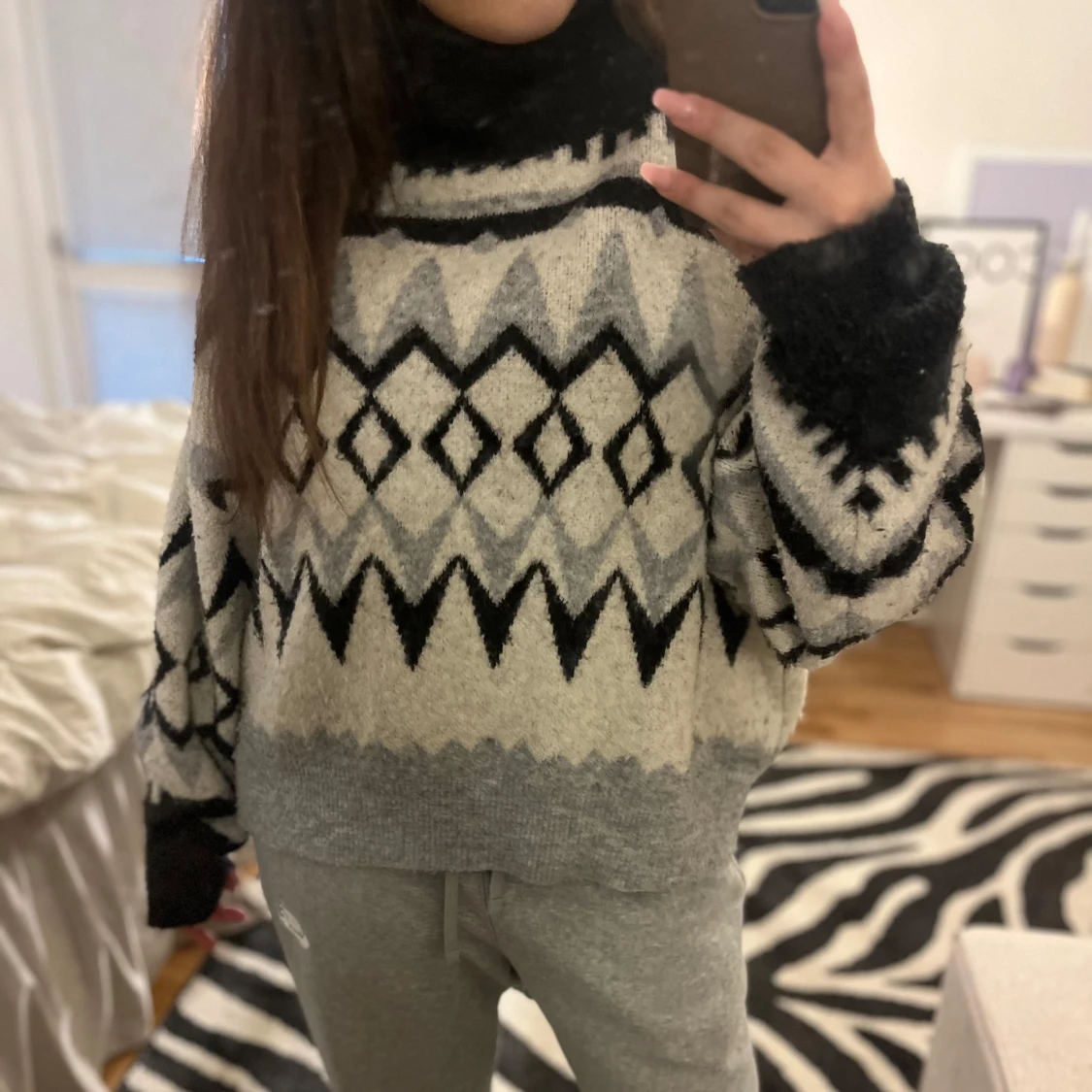 Mönstrad stickad tröja med polokrage