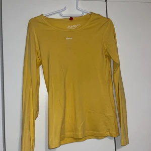 Pitkähihainen - Naisten keltainen pitkähihainen paita. Koko S. Kaikai n 37cm, pituus n 56cm. Kissatalous Mikäli hinta ei miellytä tarjoa rohkeasti!! Katsothan myös muut ilmoitukseni!!