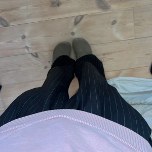 Randiga kostymbyxor - Svarta kostymbyxor med vita ränder från Pieces i strl s. Lös o rak passform vilket ger en avslappnad men ändå stilren look. Nypris omkring 500🩷