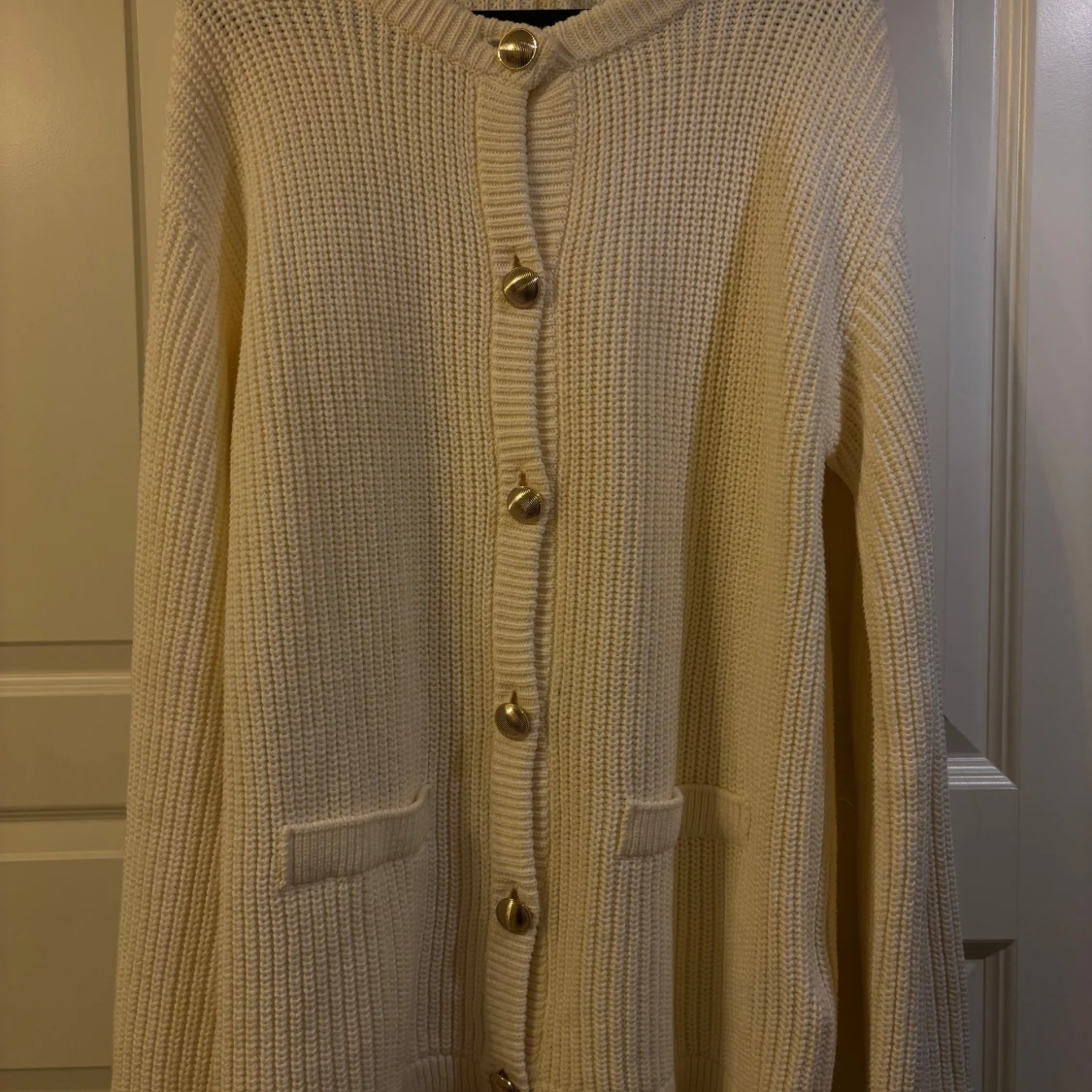 Beige stickad kofta från H&M