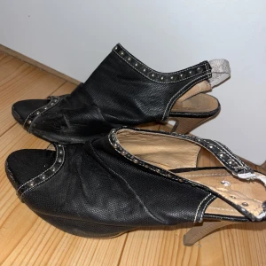 Korkokengät - Naisten mustat korkokengät. Takana lenksu hieman nahistunut, mutteu haittaa käytössä. Koko 39. Korko n 9cm, pohjallinen n 26,5cm. Kissatalous Mikäli hinta ei miellytä tarjoa rohkeasti Katsothan myös muut ilmoitukseni!!