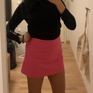 Zara Skort  - Snygg rosa Skort från Zara i en härlig färg. Passar mig som har 36 i storlek