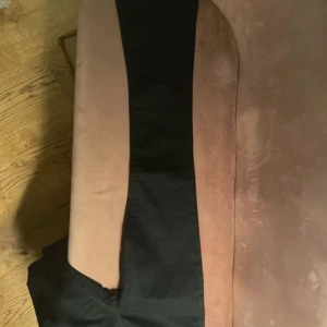 Svarta jeans från LTB - Snygga svarta jeans från LTB med en klassisk design. De har en smal passform och är perfekta för en stilren look. Dom är nyköpta utan prislapp de här bilderna togs innan jag tog bort prislappen! Pris går att diskuteras vid snabbt köp!💖 (ps: bilderna är lånade från gamla ägaren)