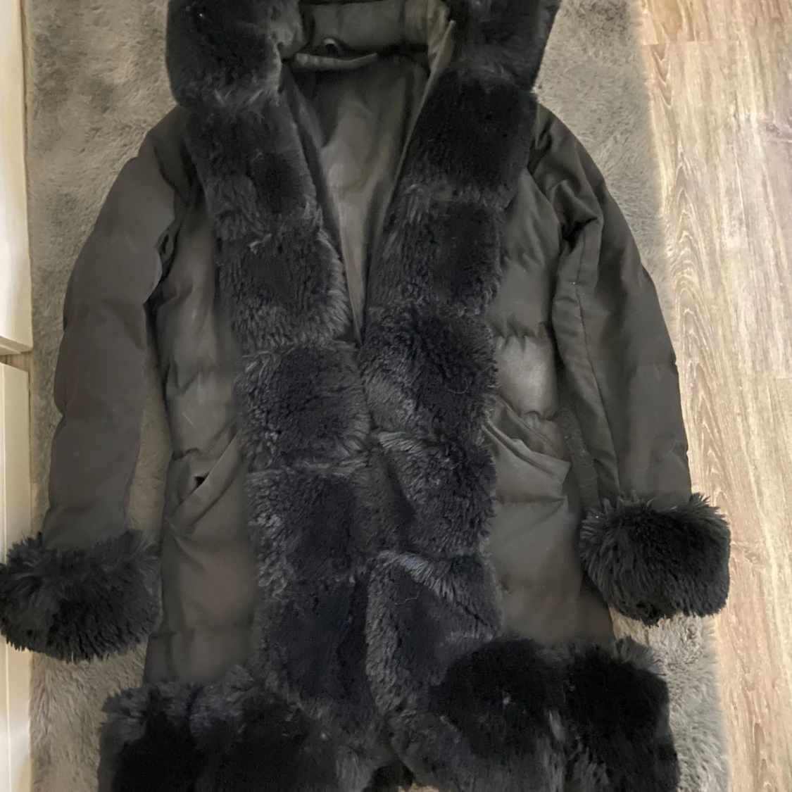 Svart pälsjacka med foder