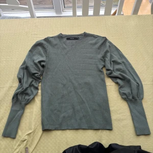 Grön finatickad tröja - Denna tröjan är fin stickad och har puffärmar, den är Såå fin💕jag har använt den en gång så den är i väldigt fint skick, så len också💕