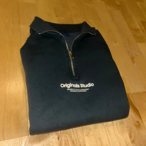 Zip tröja Grön - Säljer nu min zip tröja då den är för liten. Den är använd en del men inte slitsamt mycket. Väldigt skön tröja som passar med det mesta. Hör gärna av er vid minsta fundering! 