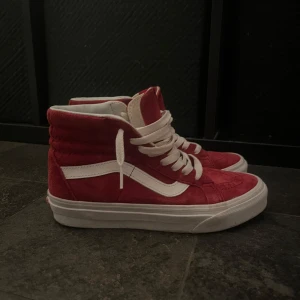 Röda höga vans  - Röda höga vans i storlek 35 men passar mig som brukar ha 36-37!❣️