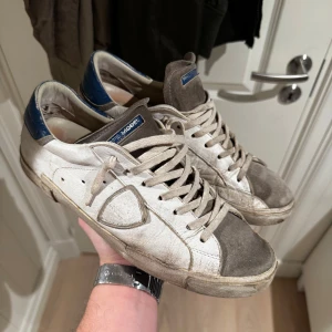 Philippe Model sneakers  - Säljer ett par riktigt schyssta philippe model skor i storlek 42,5. Köpte dem för cirka 1 år sedan och skucket är cirka 7/10 men har fortfarande väldigt mycket kvar att ge. Priset är ej hugget i sten så kom gärna med prisförslag.
