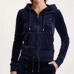 Jätte fin juicy couture💙 - Säljer nu min jätte fina marinblåa juicy couture tröja💙den är i storlek 13 år skulle säga att den passar en xs eller s. Den är i jätte fint skick utan några defekter över huvudtaget. Nypris är ca 1100💙 