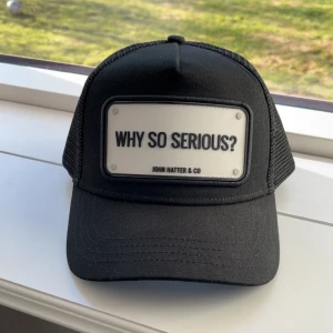 Svart keps från John Hatter & Co - Svart keps från John Hatter & Co i ”rubber”. Knappt använd, säljer då jag tröttnat på den helt enkelt.