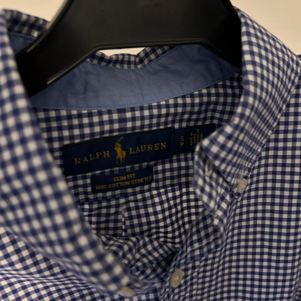 Blårutig skjorta från Ralph Lauren i ett mycket bra skick! // Passar perfekt att ha under en halfzip eller merinoull tröja // Storlek: Small, jag på bilden är 177cm // Hör av er vid frågor eller mer bilder. Paidat.