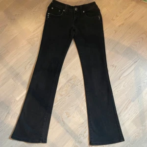 Svarta jeans från Crisis - Superfina lågmidjade jeans från Crisis. Storlek XS💓 Midjemått tvärs över: 35 cm Innerbenet: 76 cm grenhöjd: 17 cm🙌🏼🙌🏼