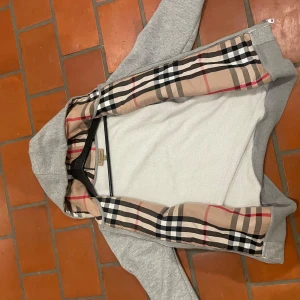 Burberry zip - Säljer denna burberry zipen, Skicket är så gott som nytt och finns inga defekter. Hör av dig vid minsta lilla fundering!