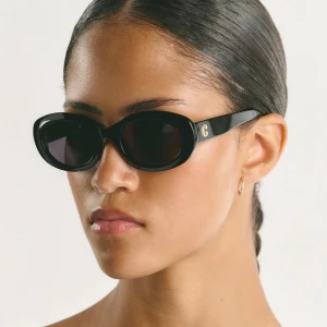 Corlin eyewear Carpi - Jättefina solglasögon från Corlin eyewear i modellen Carpi med tillhörande fodral. Endast använda ett fåtal gånger, i nyskick!💕nypris 1300 kr. Första bilden är från Corlins hemsida!