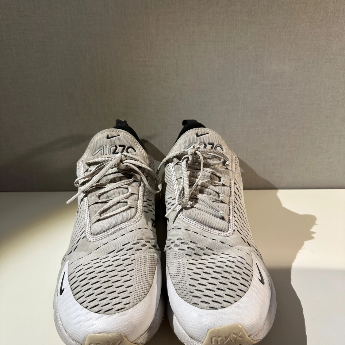 Nike Air Max 270 i vit och svart - 1