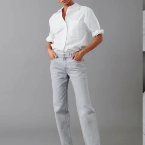 Straight grå jeans - Ljusgrå Jeans från Gina tricot. Kanappt andvända med inga defekter! Straight fit med en låg midja i en jättesnygg ljusgrå färg. Säljer då de tyvärr är lite för korta❤️😍