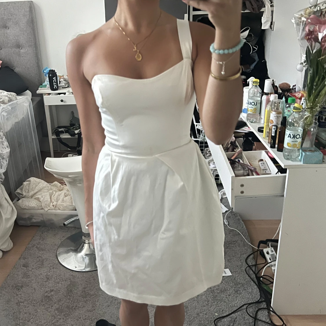 Vit axelbandslös klänning