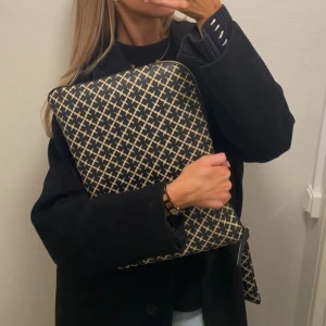 Datorfodral - Laptop case från By Malene Birger. Väl använt men fortfarande i fint skick. Nypris 1600 kr. Jag säljer för ungefär halva priset, dvs 900 kr🤍🤍🤍