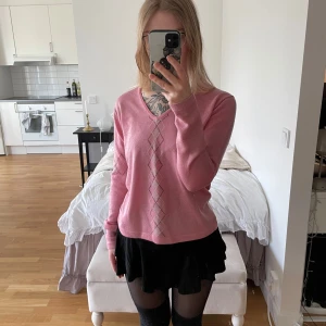 Rosa mönstrad långärmad topp - Rosa mysig långärmad topp köpt second hand