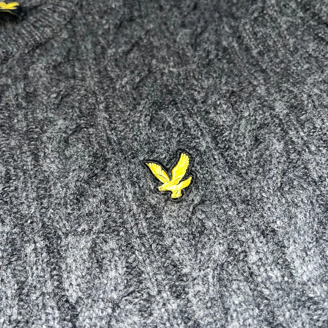 Mörk blå stickad tröja från Lyle and Scott - 3