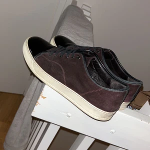 Landin skor  - Snygga skor som är perfekta nu till sommaren. Skorna kommer tyvär inte till användning o vill bara bli av med dom där av priset. Självklar medföljer extra snören, dustbag samt skobox.