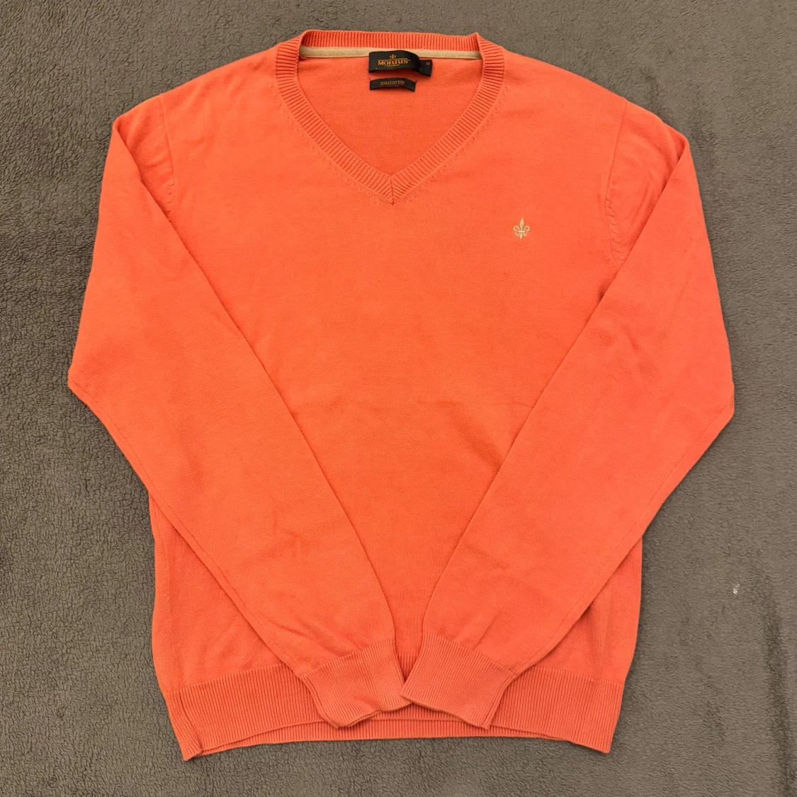 Korallfärgad V-neck tröja från Morris i 100% Pima cotton, storlek M