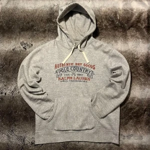 Ralph lauren hoddie - Grå Ralph lauren hoddie denim supply som inte tillverkas längre. Mycket fint skick säljer då den är för liten storlek M men passar mer som S  Nypris cirka 2500 kr!
