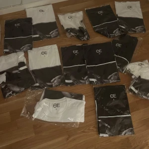 Vit och svart t-shirt från AE - Säljer helt ny Avicii T shirts från De Capuché. Perfekt för en avslappnad look. Finns i storlek L och M i både vit och svart. T shirtsen är förpackad i plast. 1 för 200 2 för 300