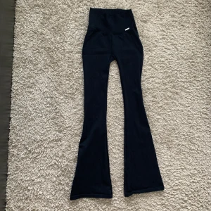 Black Ribbed Seamless Flare Petite Tights - Svarta ribbade träningstights från Aim’n. I modellen Petite, så kortare innerbenslängd.