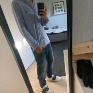 Ralph lauren skjorta - Liten defekt därav priset. Verkligen inget man märker av och har en bra passform. Skön sommar skjorta