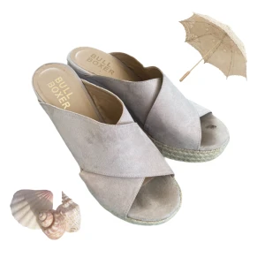 Espadrillo skor - Snygga beigea espadrillo-skor från Bullboxer (probably Zalando,) i storlek 40. Thriftade på Vinted, därav den uppenbara fläcken på ena innersulan - se första bilden. Oanvända av mig då de var något för höga för min smak, verkar vara sparsamt använda av den tidigare säljan. Skriv gärna för fler bilder!