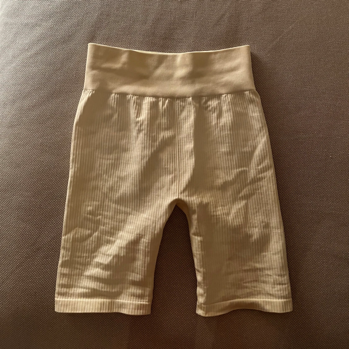 Beige ribbade shorts