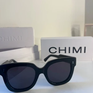 Chimi 08 svarta - Chimi i väldigt bra skick, köpta i somras för 1350kr!! Modellen 08, färgen svart / black🖤🌸🥹 original box och paketering kommer med, fodralet är i lite sämre skick