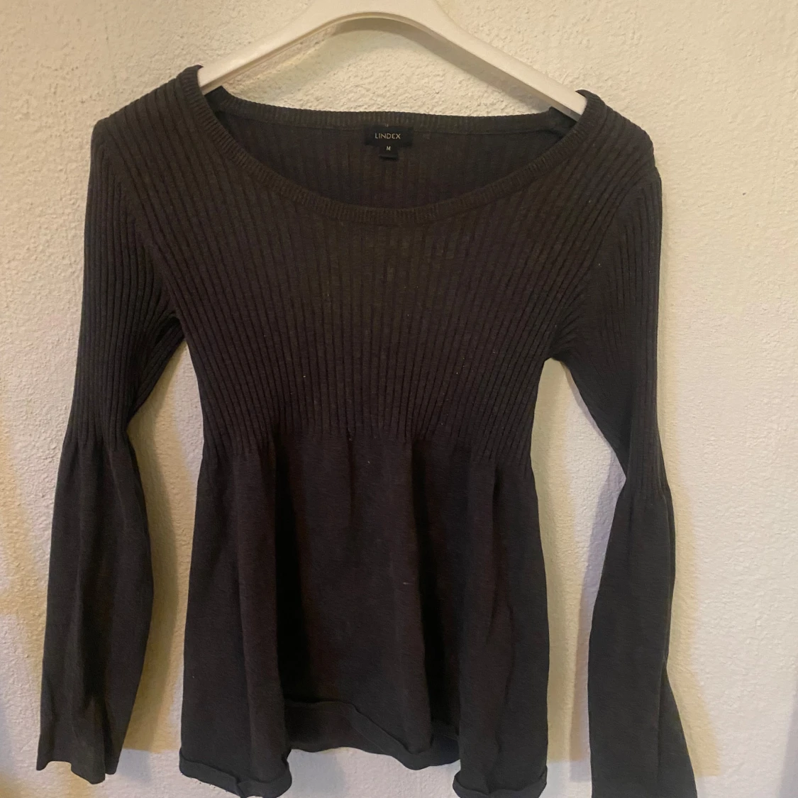 Mörkgrå ribbad tröja från Lindex