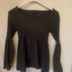 Mörkgrå ribbad tröja från Lindex - Säljer en mörkgrå ribbad tröja från Lindex. Tröjan har en rund halsringning och långa ärmar. Perfekt för en stilren och bekväm look. Passar bra till både jeans och kjol.