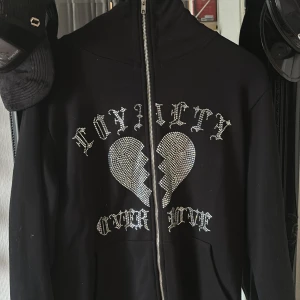 Svart rhinestone hoodie - Aldrig använt, storlek M men ganska stor så passar L