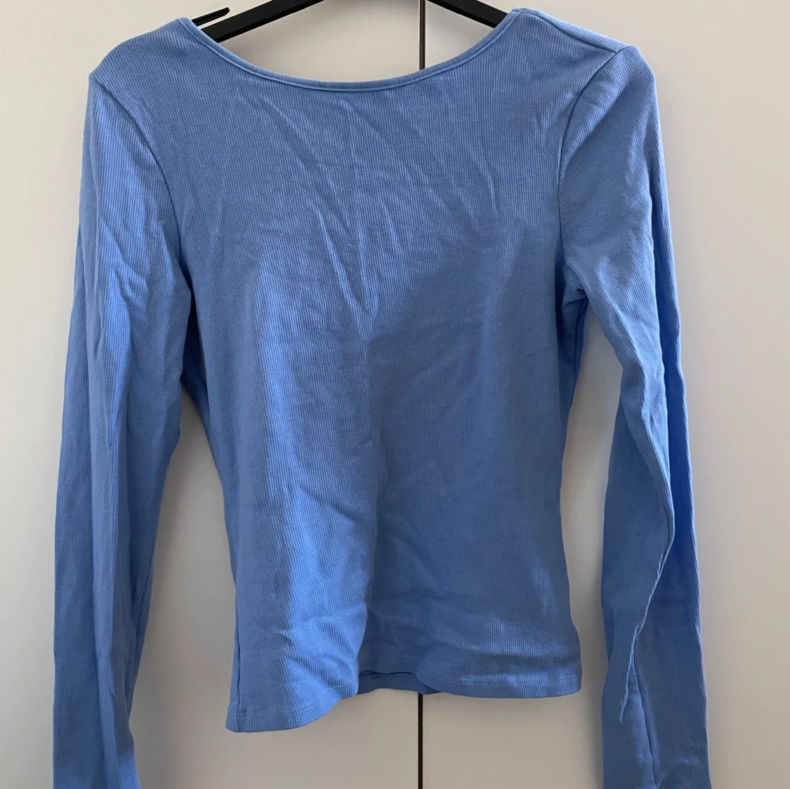 Blå ribbad topp från Gina Tricot