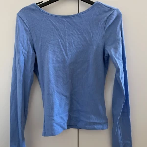 Blå ribbad topp från Gina Tricot - Säljer en snygg blå ribbad topp från Gina Tricot. Den har öppen rygg och är i väldigt bra skick. Är väldigt fin på men kommer inte till användning längre 💙