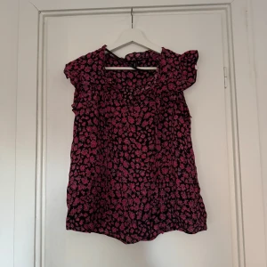 Blus (Vero Moda) - Super fin blus från veromoda, använt 1 gång.😊