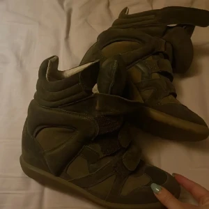 Gröna sneakers från Isabel Marant Étoile - Snygga gröna sneakers från Isabel Marant Étoile. Skorna är köpta på Plick för några år sen men sparsamt använda! (Lånade bilder från säljaren jag köpte skorna av.)