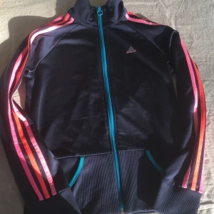 Adiads tracksuit - Sista bilden:loggan sliten
