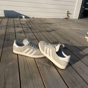 Adidas gazelle skor - Adidas gazelle skor i storlek 44.5. Skorna är i extremt bra skick och perfekta för kommande vår och sommar ✅          Nypris på dessa är 1200 kr.      Hela skon är nytvättad och fräsch, hör av dig vid frågor! 