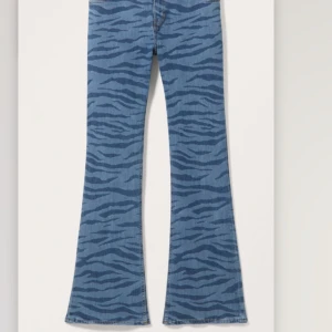 Blå zebramönstrade jeans från Monki. helt nya  - Helt nya Snygga blå jeans från Monki med ett coolt zebramönster. De är tillverkade av ekologisk och återvunnen bomull..Jeansens bootcut-stil och low waist 