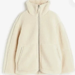 Teddy jacka  - Säljer denna Teddy jackan från merley Stockholm i storlek s💕💕Har ett hål i ena fickan, men det är inget som syns. 