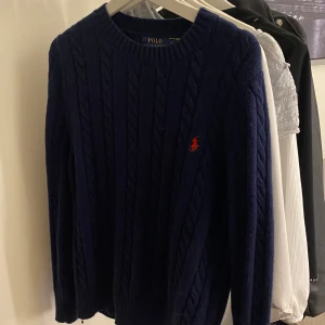 Mörkblå stickad tröja från Ralph Lauren - Säljer min mörkblå stickad tröja från Ralph Lauren i storlek M. De är i mycket bra skick. 