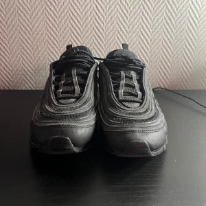Svarta Nike Air Max 97 - Använda i ca 5 månader, men ej använt dom på några år då dom ej passar längre. Kostar 2300 nya på nikes sida. Priset går att diskuteras.