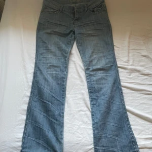 Blåa Lågmidjade bootcut jeans - Jättesnygga vintage bootcut jeans från Cx-croop som tyvärr inte passar längre. Midja: 41 cm, innerben: 84💕