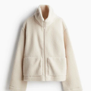 Beige teddyjacka med dragkedja - Beige teddyjacka från h&m, andvänts fåtal gånger och är i bra skick. Slutsåld överallt💕💕